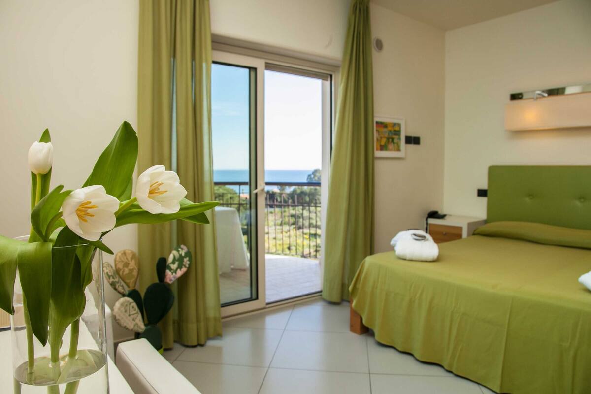 Habitación ejecutiva doble, vistas al mar | Ropa de cama de alta calidad, minibar, caja fuerte y escritorio
