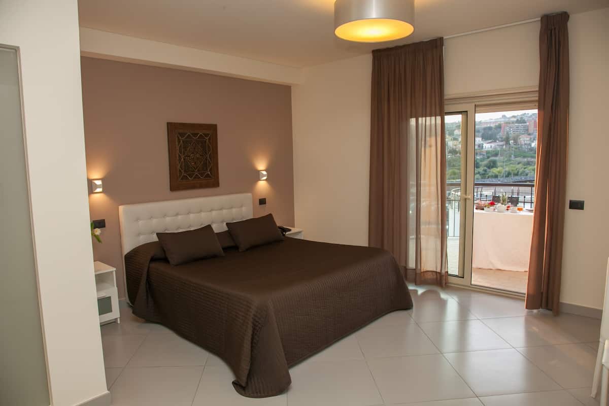 Premium bedding, minibar, in-room safe, desk