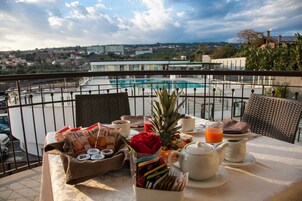 Premium bedding, minibar, in-room safe, desk