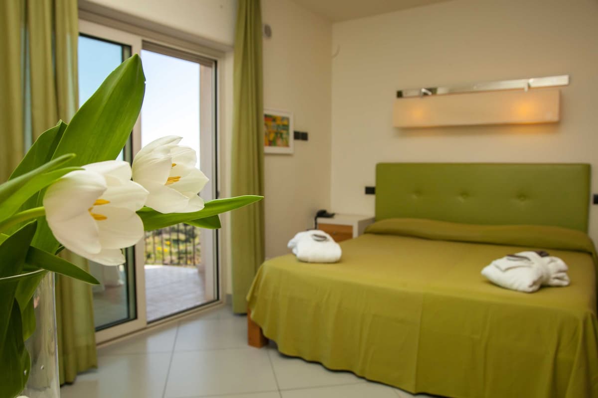 Executive Double Room, Sea View | Premium bedding, minibar, in-room safe, desk