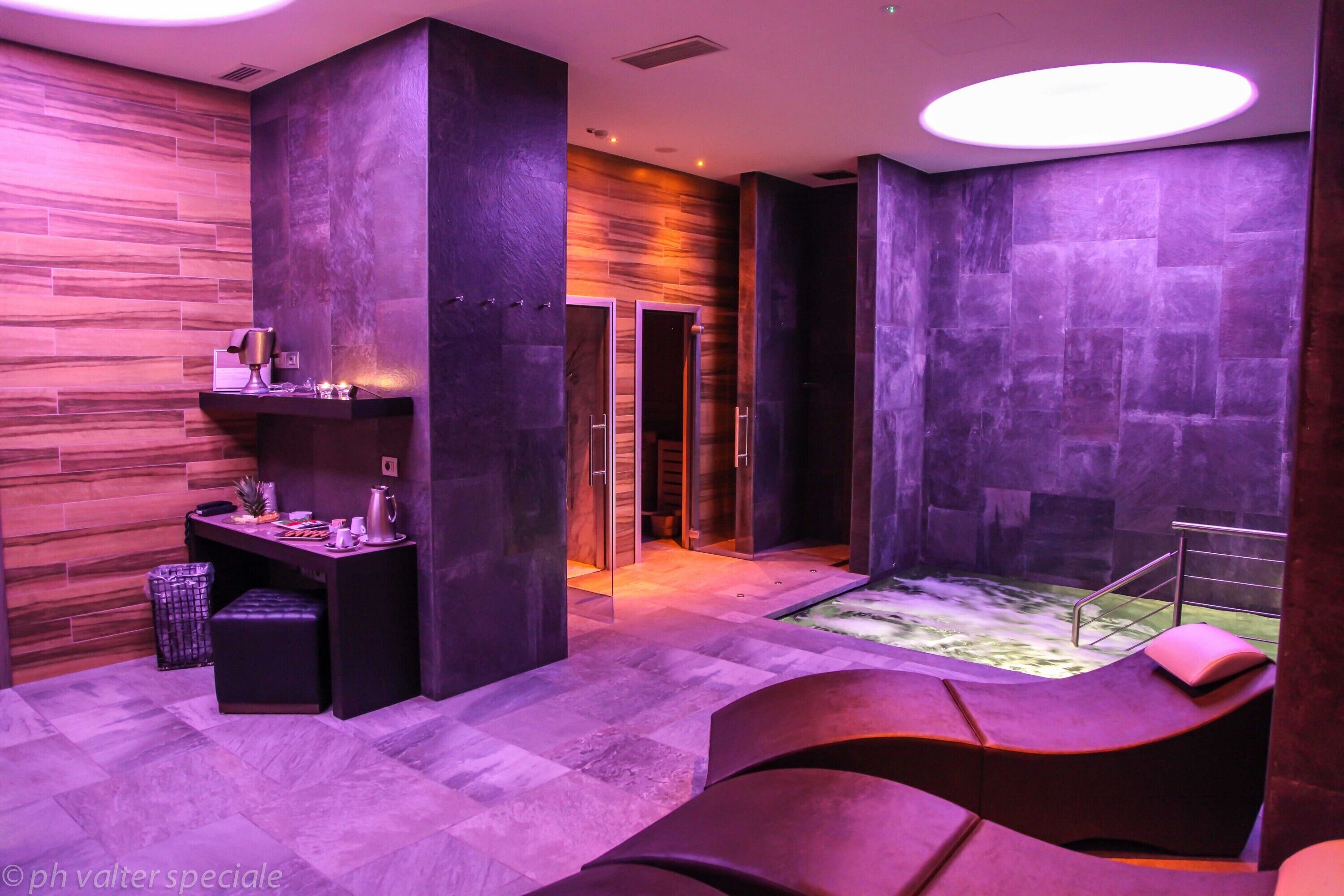 hot tub, body treatments, hydrotherapy, aromatherapy, body scrubs