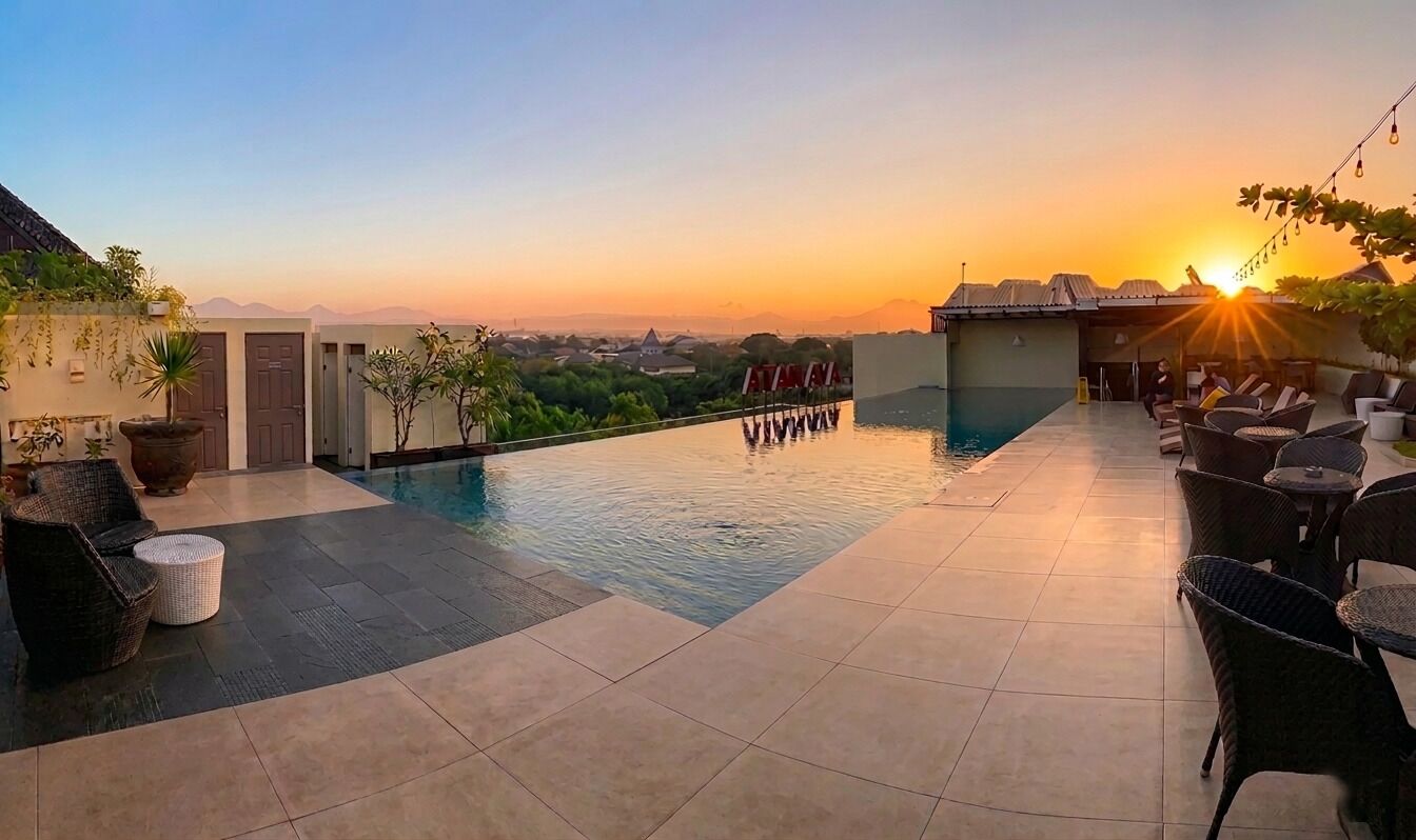Piscina externa, funciona das 7h às 21h, guarda-sóis, espreguiçadeiras