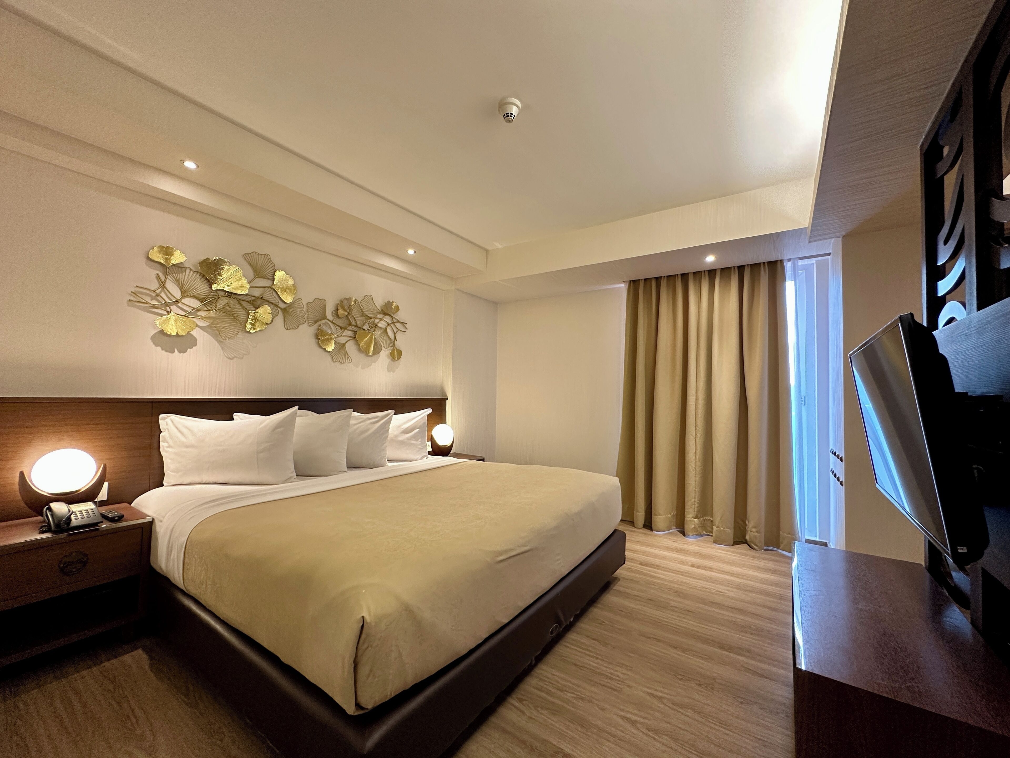 junior suite | 1 bedroom, premium bedding, minibar, in-room safe