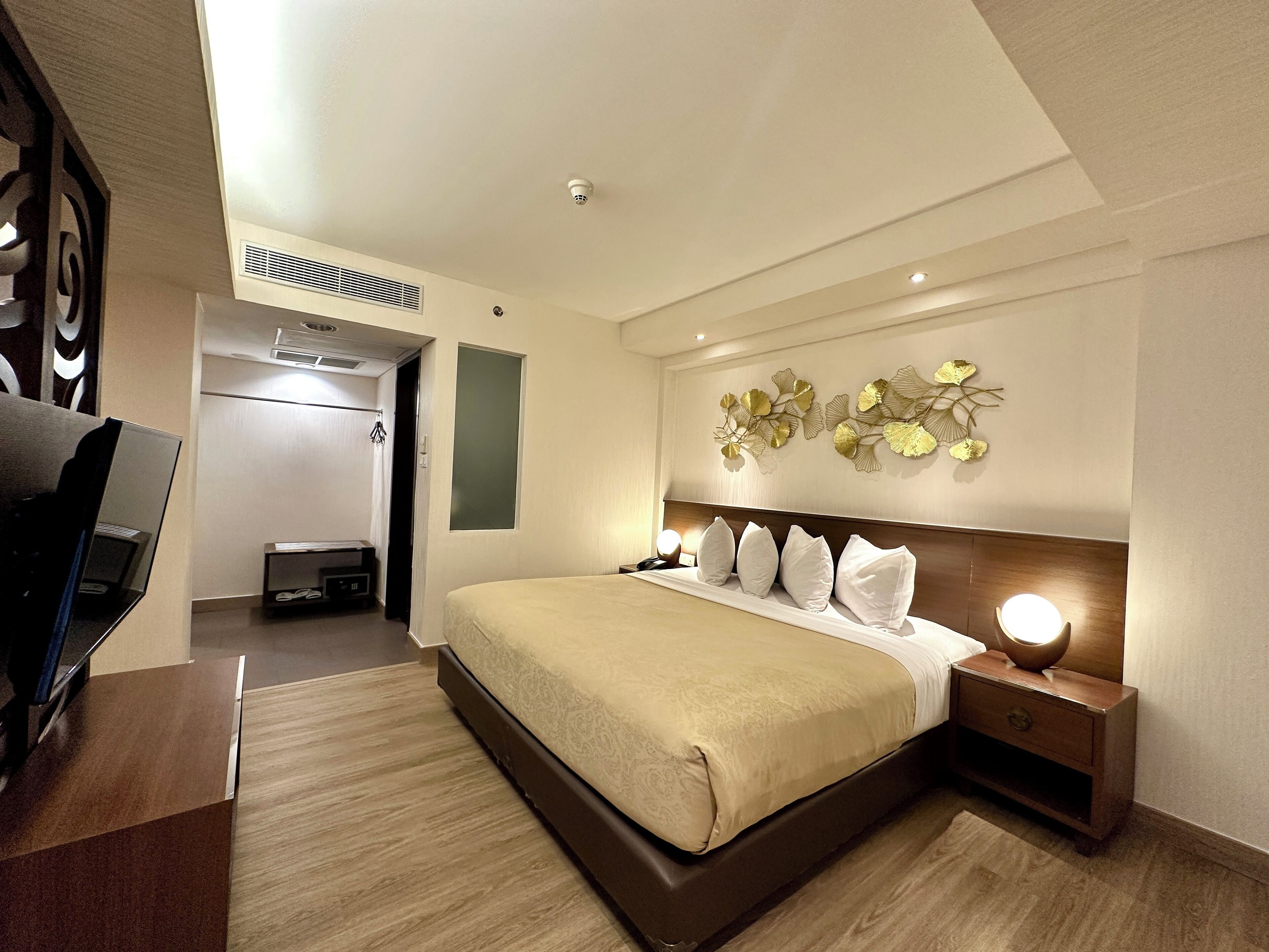 junior suite | 1 bedroom, premium bedding, minibar, in-room safe