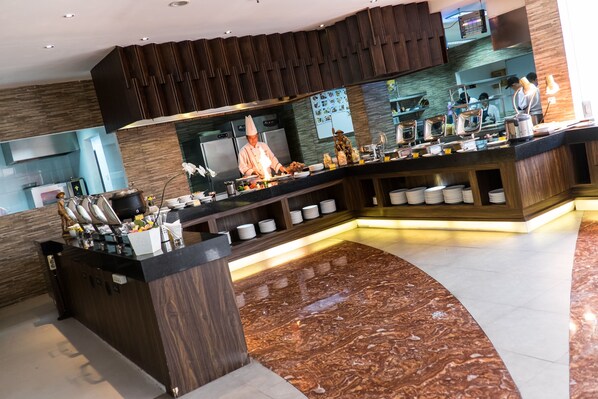 Der serveres morgenmad, frokost, aftensmad og asiatiske retter 