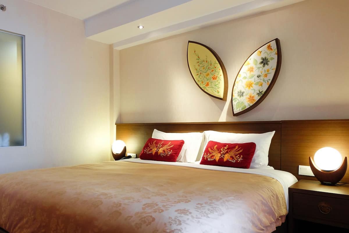 Premium bedding, minibar, in-room safe, desk