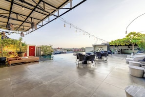 Outdoor pool, open 7:00 AM to 9:00 PM, pool umbrellas, pool loungers - The Atanaya Hotel Bali (Kuta)