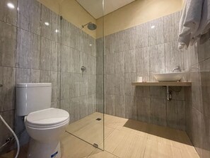Deluxe Room | Bathroom | Shower, towels - Seminyak Point Guest House (Seminyak)