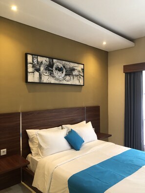 Deluxe Room | Memory foam beds, in-room safe, desk, free WiFi