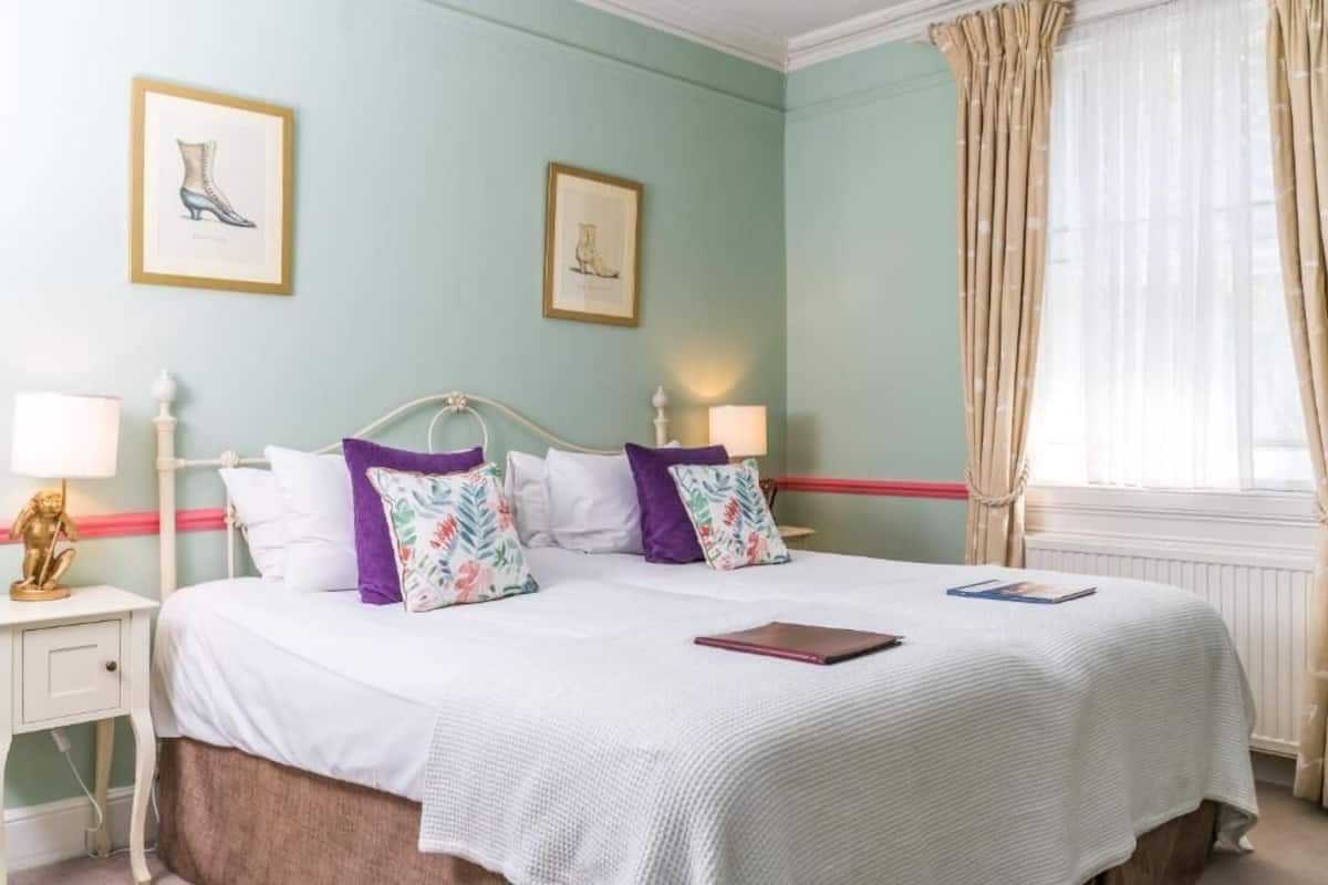 Deluxe Room | Iron/ironing board, free WiFi