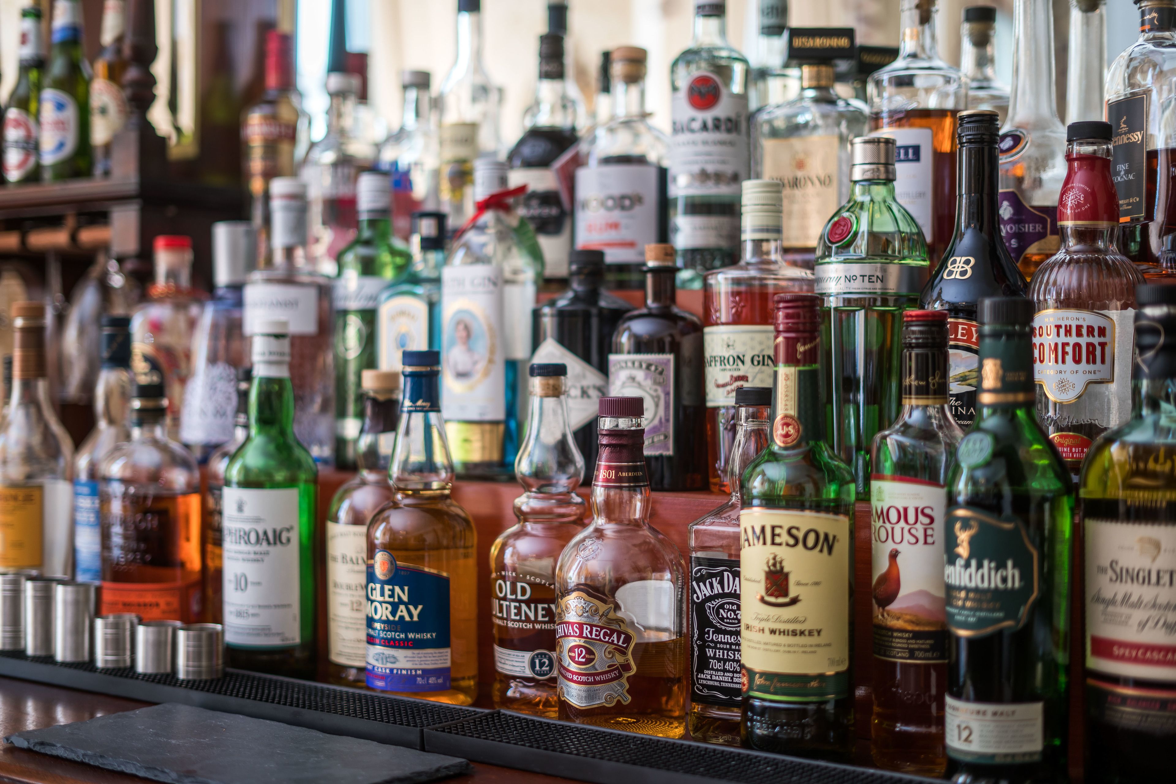 Un bar où l’on trouve différentes sortes de boissons alcoolisées, notamment du whisky et du gin.