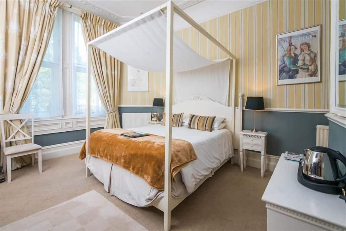 Executive Room | Iron/ironing board, free WiFi