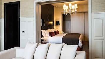 Minibar, caja de seguridad en la habitación y escritorio