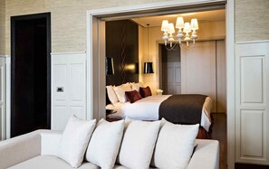 Minibar, in-room safe, desk, laptop workspace - Sofitel Montevideo Casino Carrasco and Spa (Montevideo)