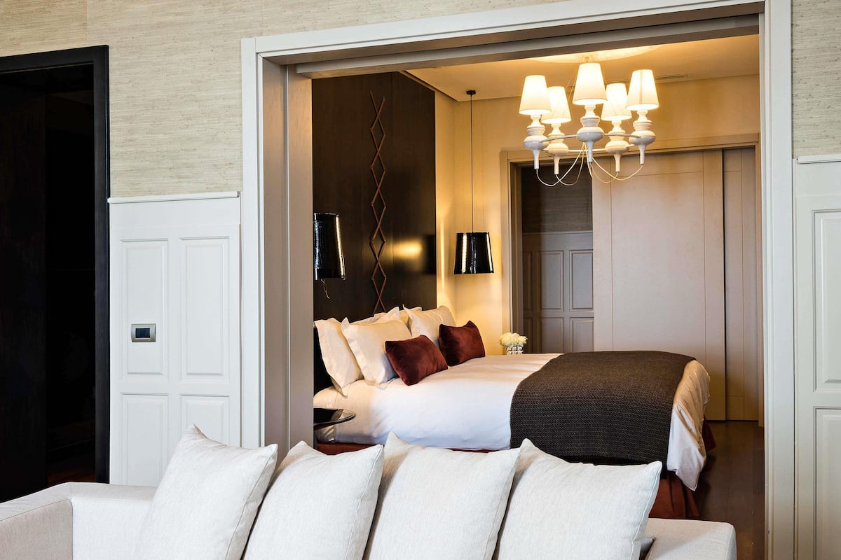 Minibar, coffres-forts dans les chambres, bureau