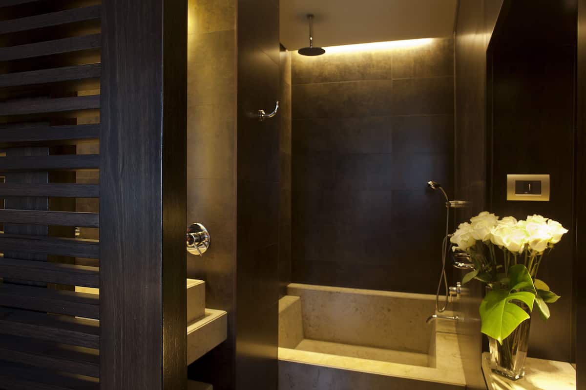 Bruser, miljøvenlige toiletartikler, hårtørrer, badekåber