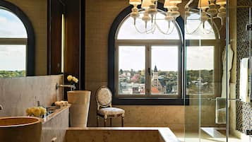 套房, 1 张特大床, 河景 (Imperial) | 迷你吧、客房内保险箱、办公桌、笔记本电脑工作区