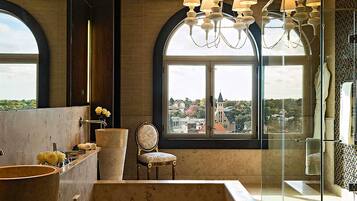Suite, 1 cama de matrimonio grande, vistas al río (Imperial) | Minibar, caja fuerte, escritorio y espacio para trabajar con un portátil