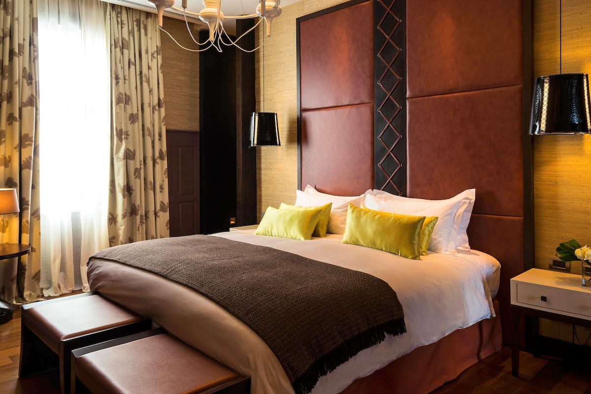 Minibar, in-room safe, desk, laptop workspace