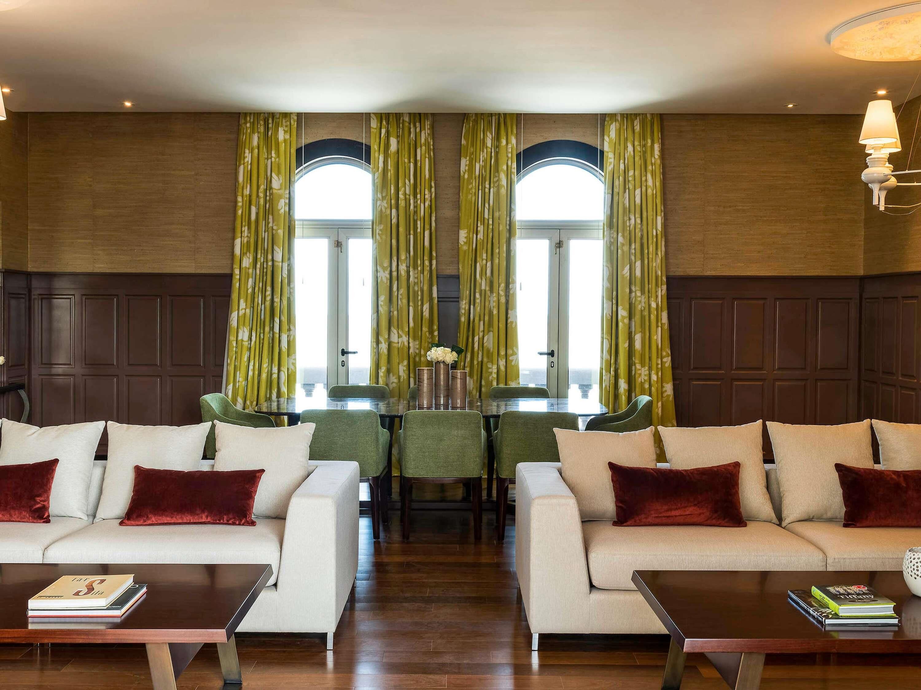 Suite, 1 cama de matrimonio grande, vistas al río (Imperial) | Minibar, caja fuerte, escritorio y espacio para trabajar con un portátil