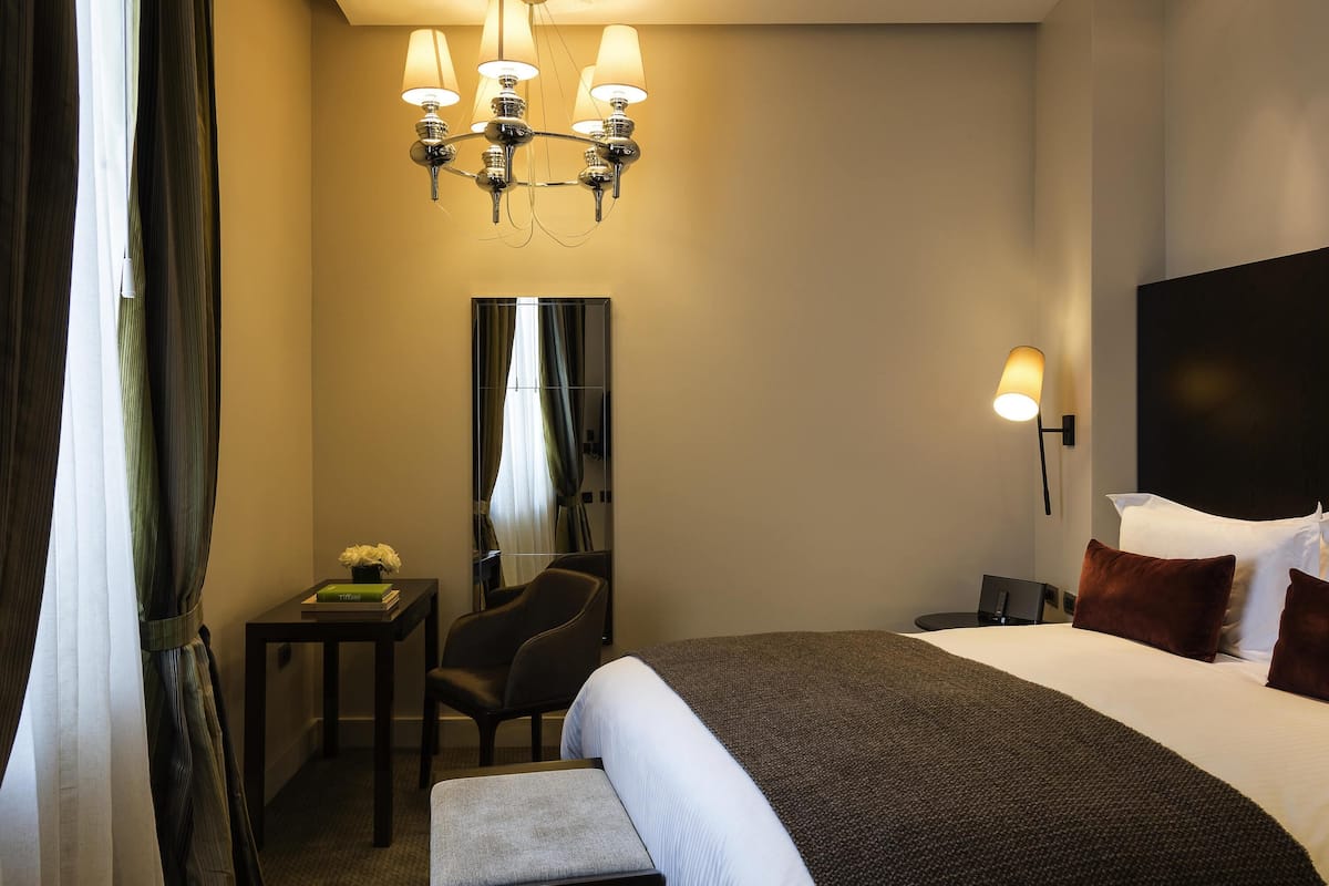 Minibar, coffre-fort, bureau