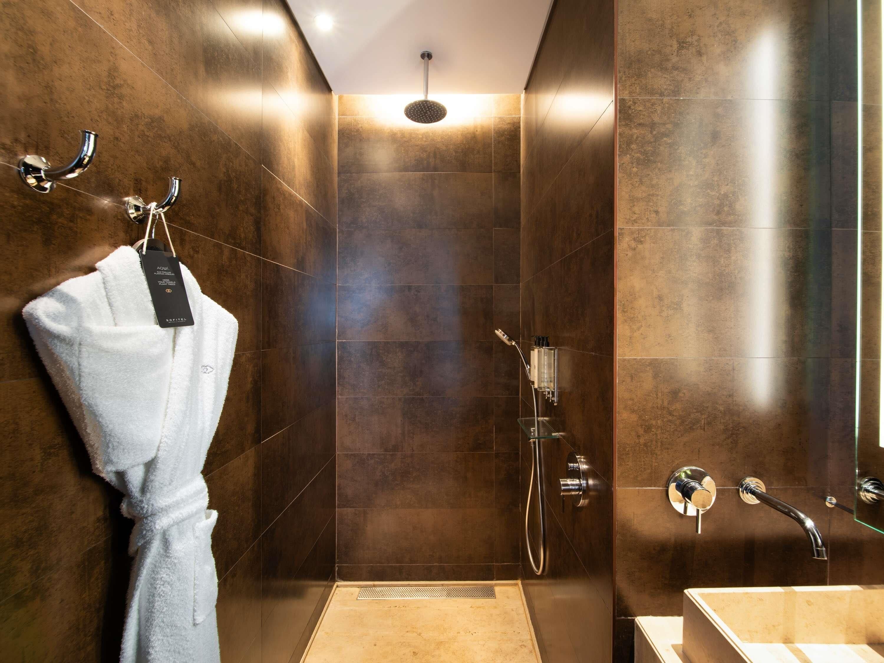 Room, 1 Queen Bed, Accessible | Minibar, in-room safe, desk, laptop workspace