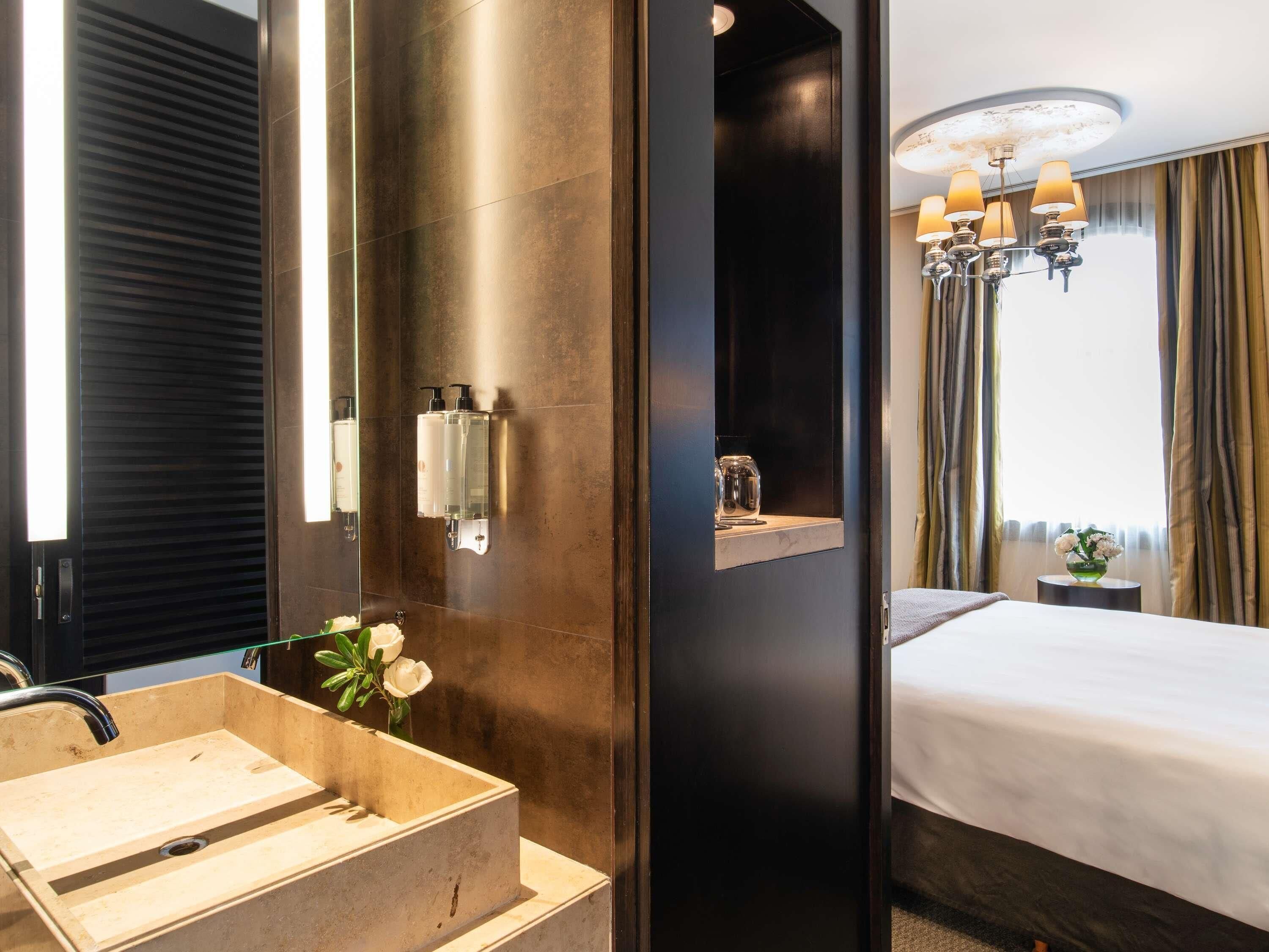 Superior Room, 1 Queen Bed, City View | Minibar, in-room safe, desk, laptop workspace