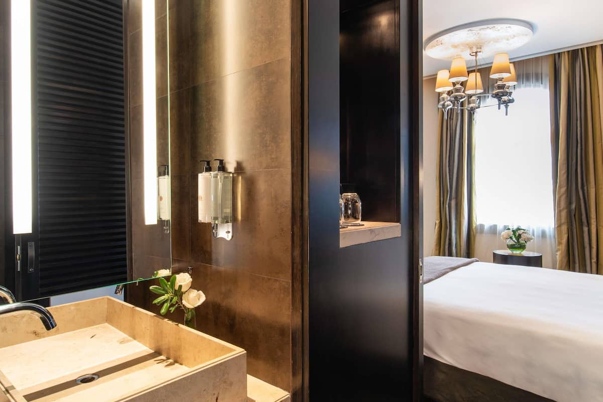 Minibar, caja de seguridad en la habitación y escritorio