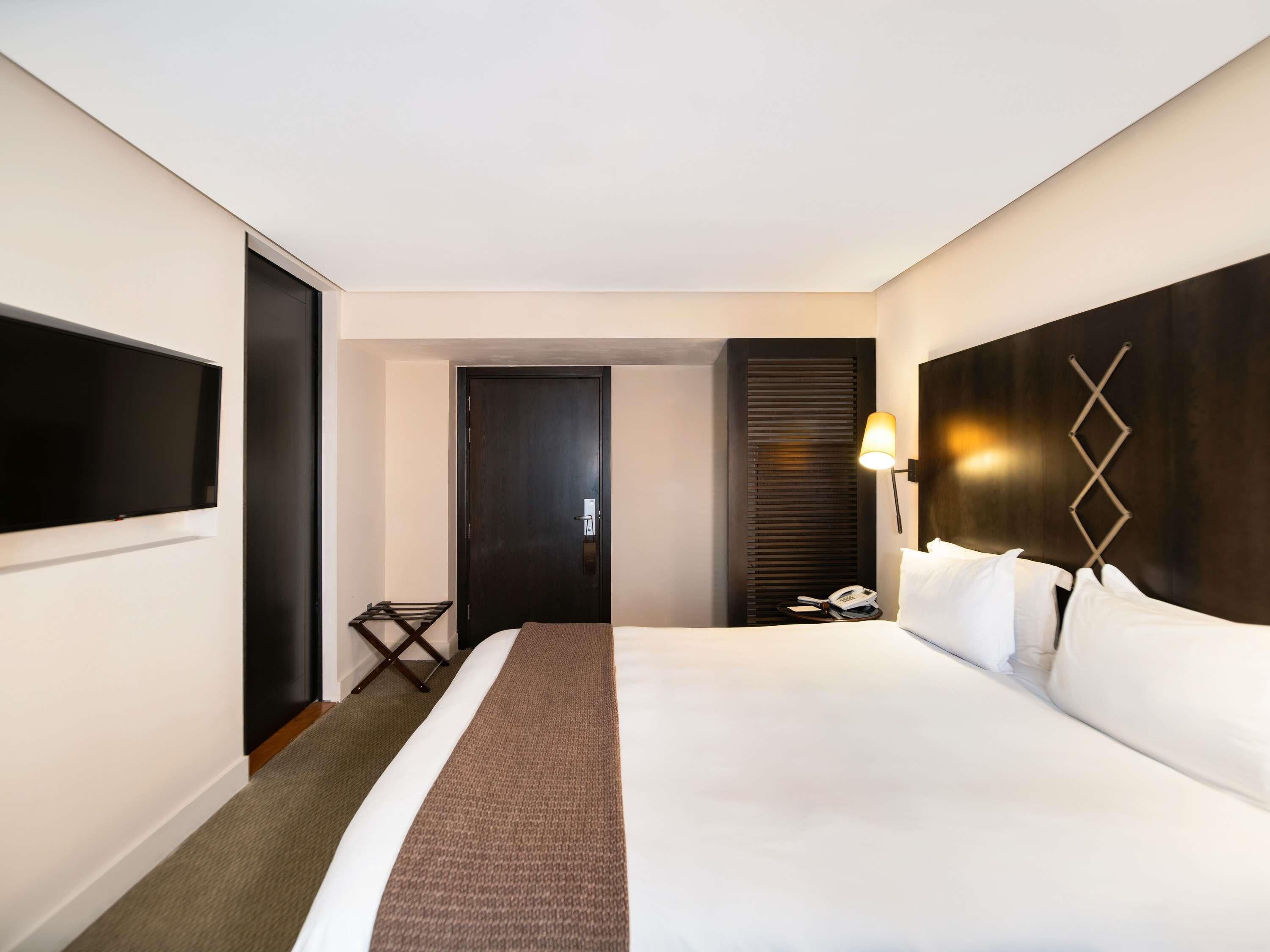 Habitación superior, 1 cama de matrimonio, vistas a la ciudad | Minibar, caja fuerte, escritorio y espacio para trabajar con un portátil
