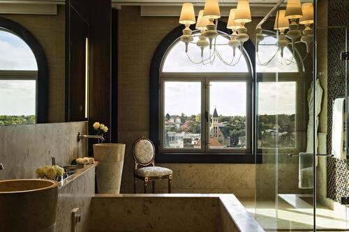 Suite, 1 cama King size, vista al río (Imperial) | Minibar, caja de seguridad en la habitación y escritorio