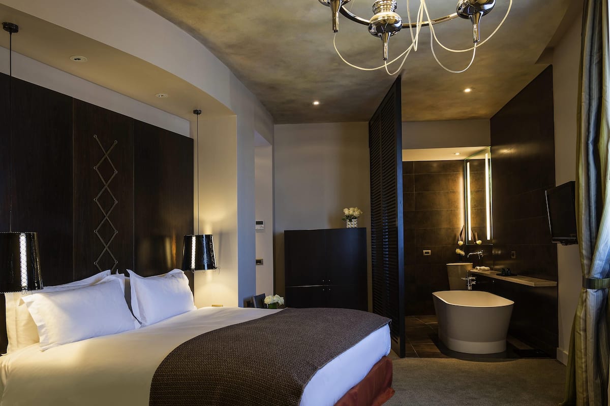 Junior Suite, 1 Katil Raja (King) | Bar mini, peti besi dalam bilik, meja, ruang kerja komputer riba