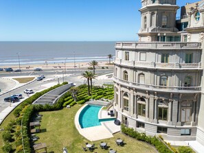 Inomhuspool, en säsongsöppen utomhuspool, parasoller och solstolar