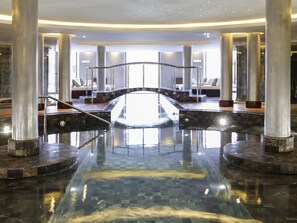 Indoor pool, seasonal outdoor pool, pool umbrellas, sun loungers - Sofitel Montevideo Casino Carrasco and Spa (Montevideo)