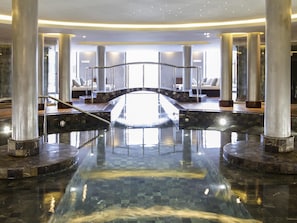Indoor pool, seasonal outdoor pool, pool umbrellas, pool loungers - Sofitel Montevideo Casino Carrasco and Spa (Montevideo)