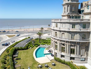 A hotel with a pool, a view of the beach, and a parking area. - Sofitel Montevideo Casino Carrasco and Spa (Montevideo)