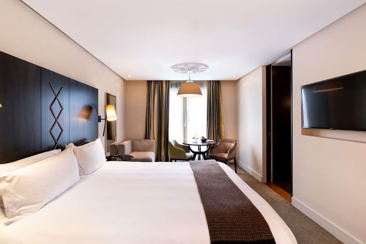 Superior Room, 1 Queen Bed, City View | Minibar, in-room safe, desk, laptop workspace