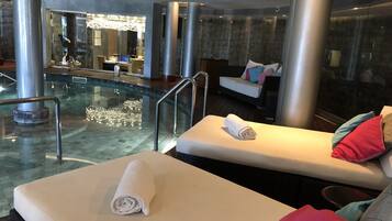 สระว่ายน้ำในร่ม, สระว่ายน้ำกลางแจ้งเปิดตามฤดูกาล, ร่มริมสระว่ายน้ำ