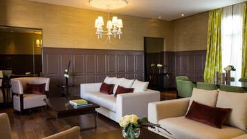 Minibar, coffres-forts dans les chambres, bureau