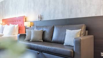 Hypo-allergenic bedding, in-room safe, desk, blackout curtains