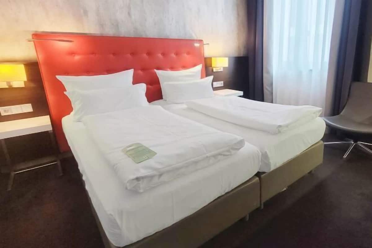 Hypo-allergenic bedding, in-room safe, desk, blackout curtains