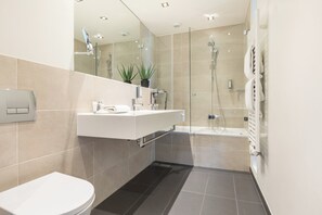 Standard Room, 2 Twin Beds | Bathroom | Hair dryer, towels, soap, shampoo - Garner Hotel Berlin - Mitte by IHG (Berlin)