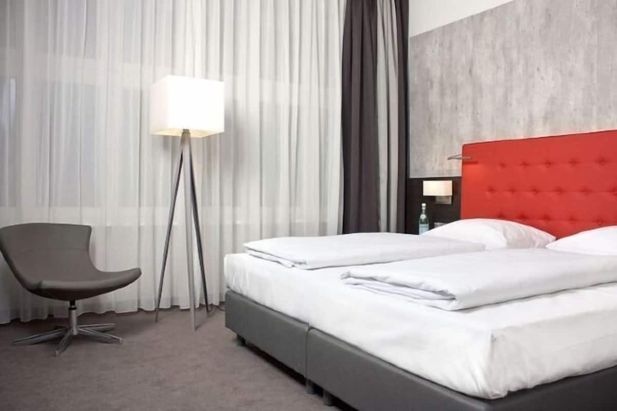 Hypo-allergenic bedding, in-room safe, desk, blackout curtains