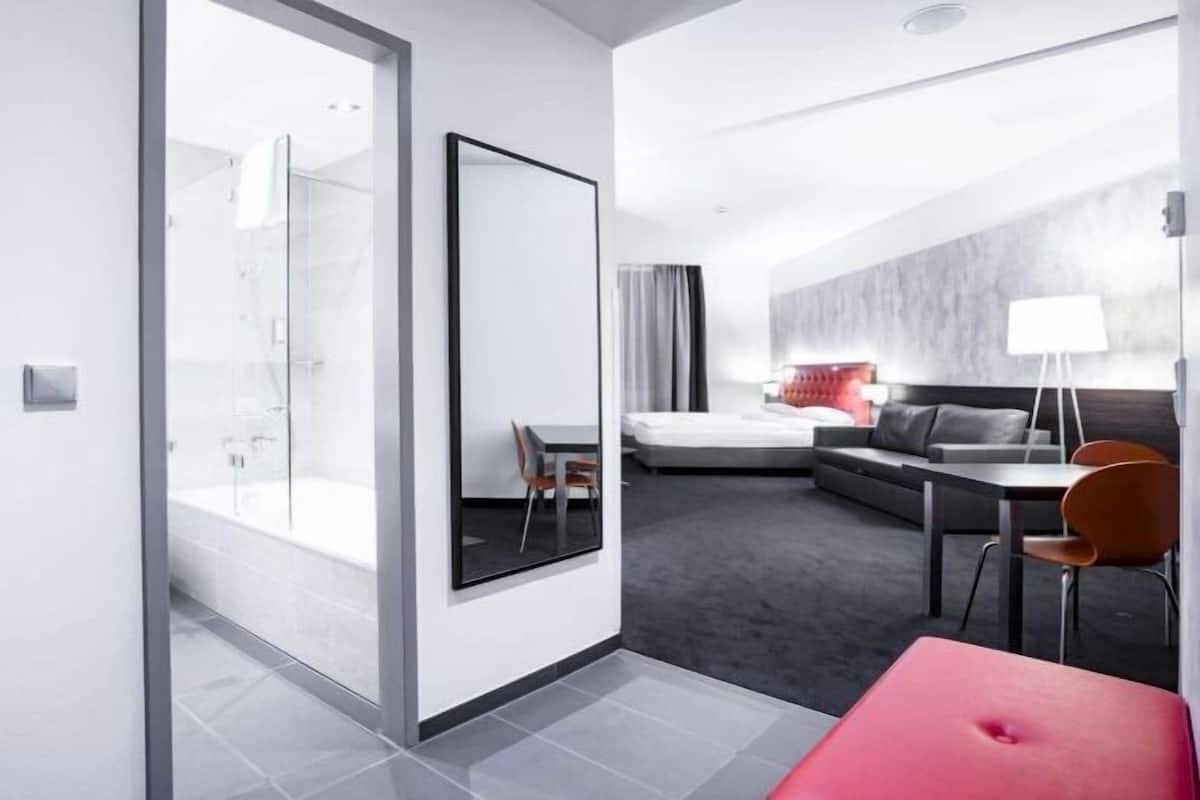 Hypo-allergenic bedding, in-room safe, desk, blackout curtains