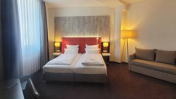 Premium-Zimmer, Mehrere Betten (Up to 3 Adults) | Allergikerbettwaren, Zimmersafe, Schreibtisch, Verdunkelungsvorhänge