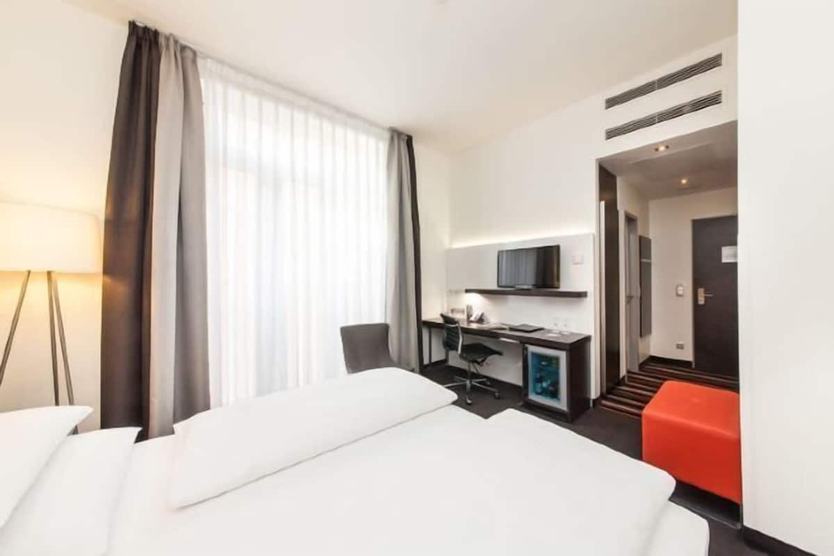 Hypo-allergenic bedding, in-room safe, desk, blackout curtains