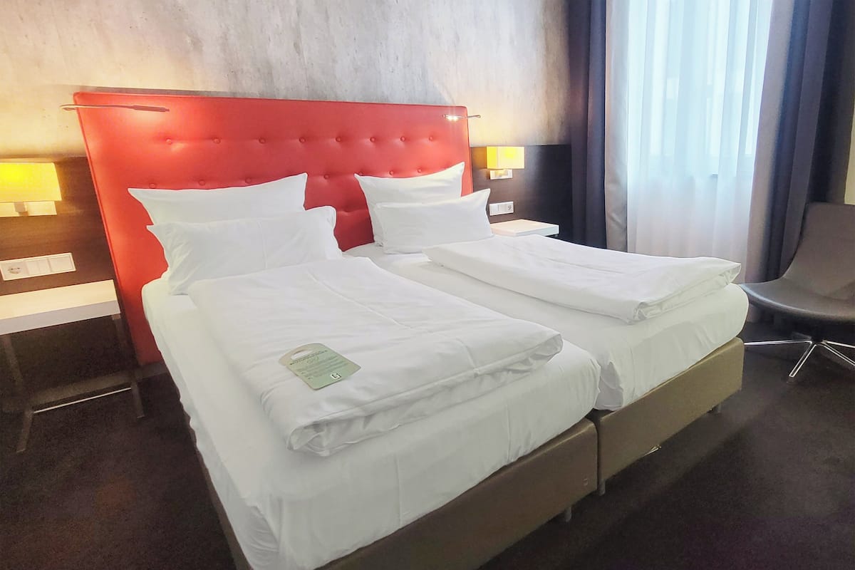Standard Room, 2 Twin Beds | Hypo-allergenic bedding, in-room safe, desk, blackout drapes