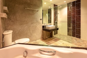 Suite | Bathroom - Tanawan Phuket Hotel (Patong)