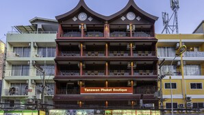 A multi-story building with a sign reading "Tanawan Phuket Boutique". - Tanawan Phuket Hotel (Patong)