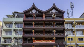 Voorkant accommodatie - avond/nacht