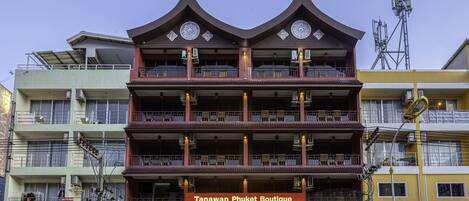 Bagian depan properti - sore/malam